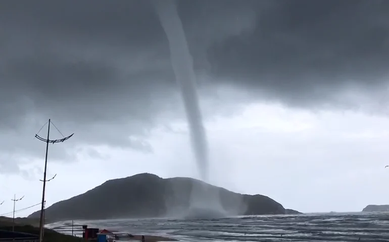 O que acontece se um barco for sugado para tromba-d'água do 'cisne negro'? Fenômeno teria feito superiate naufragar na Itália