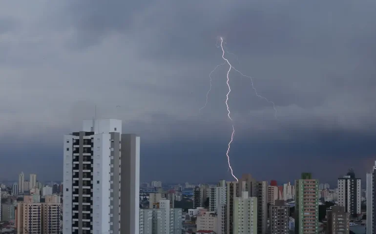 São Paulo ainda tem mais de 45 mil imóveis sem luz devido às chuvas