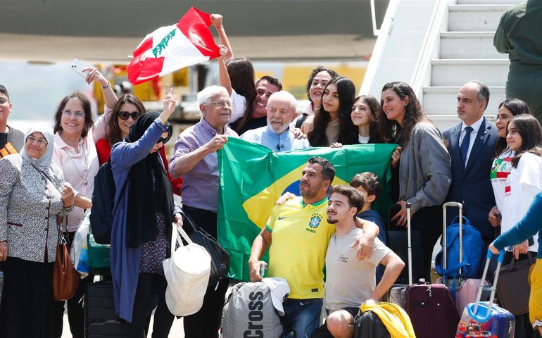 Lula recepciona brasileiros repatriados do Líbano