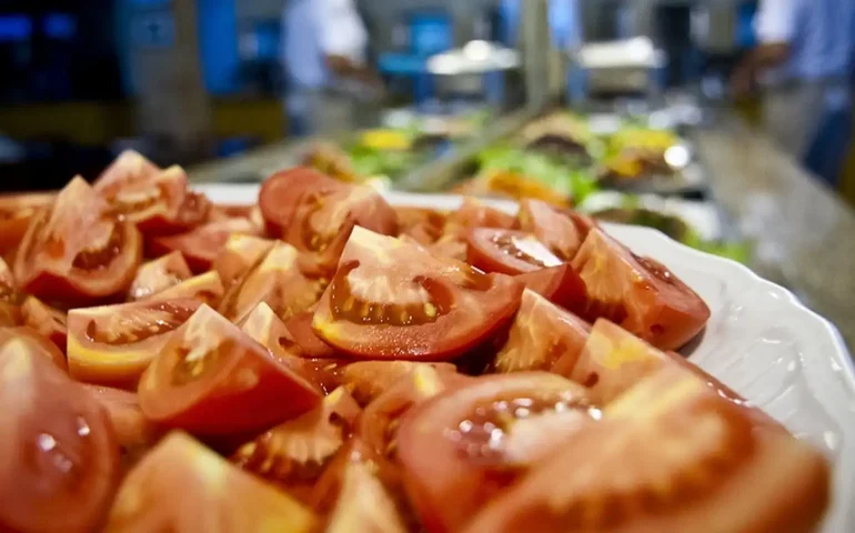 IFB: Alimentação fora do lar cresce no 1º semestre, mas inflação provoca queda