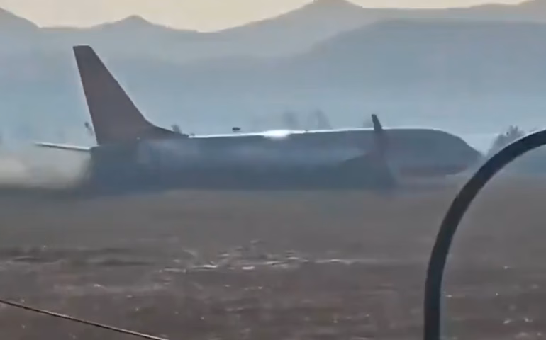 Avião da Coreia do Sul colide com muro e pega fogo; número de mortos chega a 176