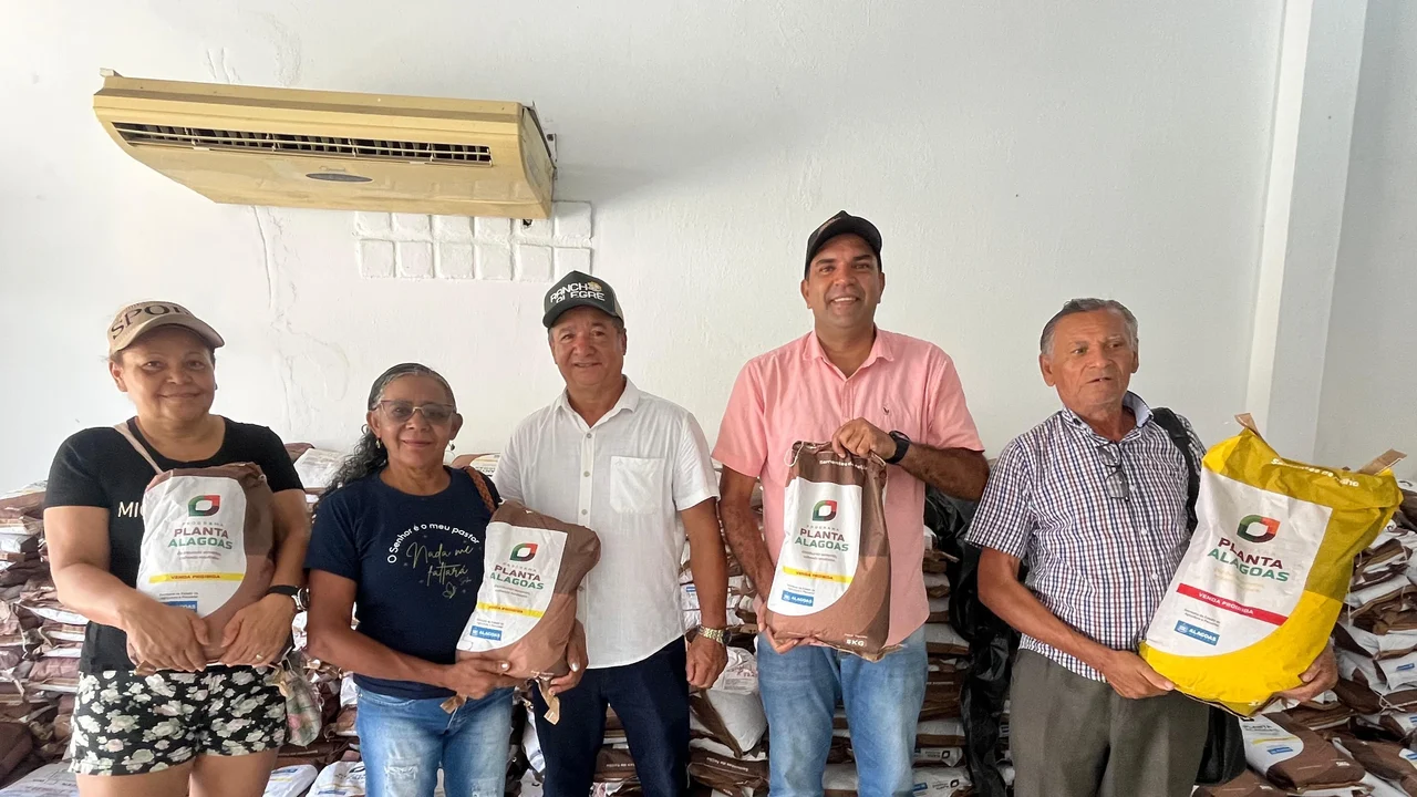 Prefeitura de Santana do Mundaú beneficia produtores com entrega de sementes