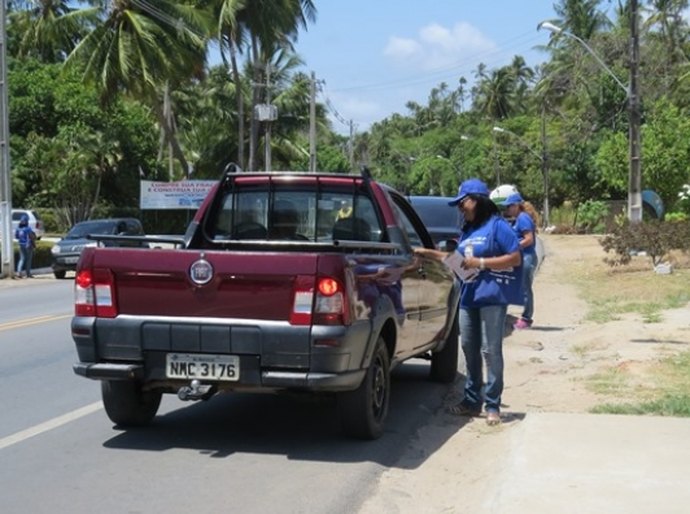 DER conscientiza mais de 400 condutores em blitz na AL-101 Norte