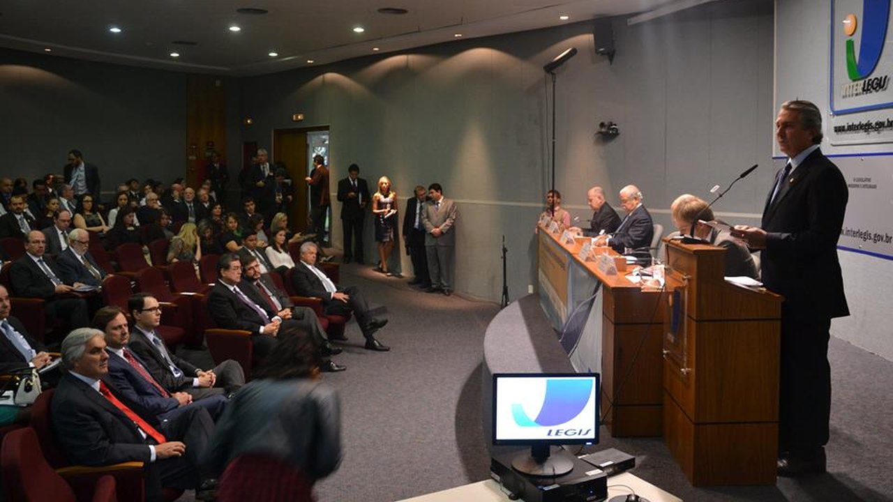 Collor critica descaso com que governos tratam o saneamento