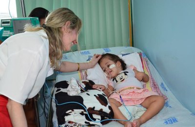 Natal do Amor: visita da presidente do TCE leva alegria a crianças no HGE 