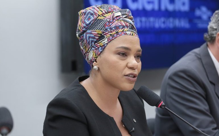 Comissão aprova projeto que autoriza universidades a cederem espaços para associações