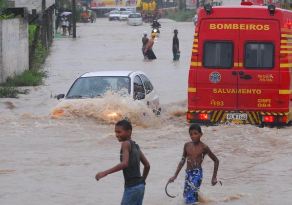 Bombeiros localizam mais uma vítima fatal: chega a cinco o número de pessoas soterradas em Maceió