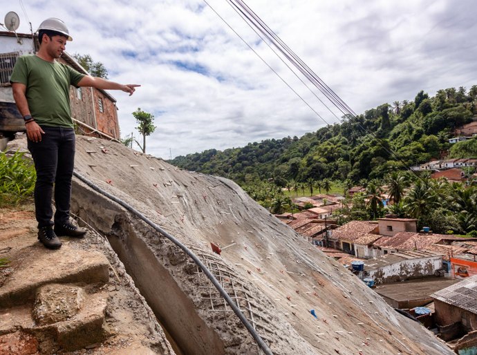 Vice-prefeito e titular da Seminfra visita obras na encosta da Marquês de Abrantes