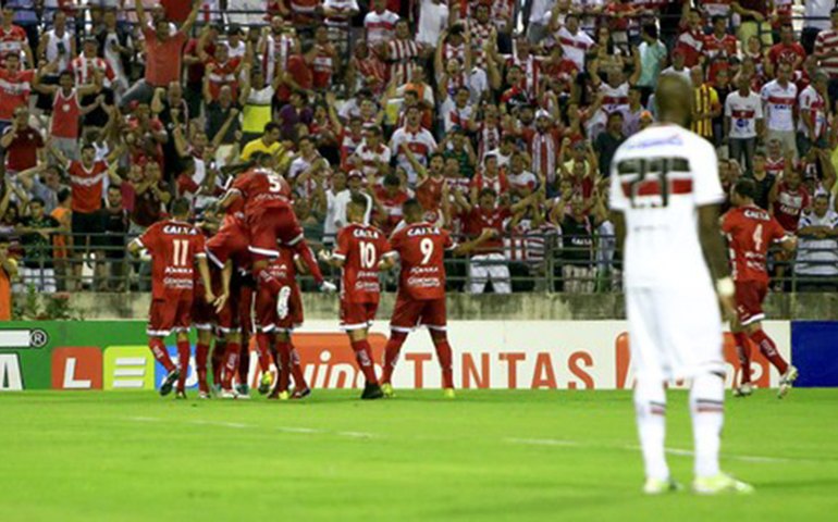 CRB tem Marcos Martins inspirado e faz os três gols no Brasileiro pela direita