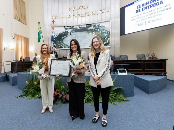 Assembleia Legislativa de AL homenageia System Idiomas com Comenda Padre Teófanes