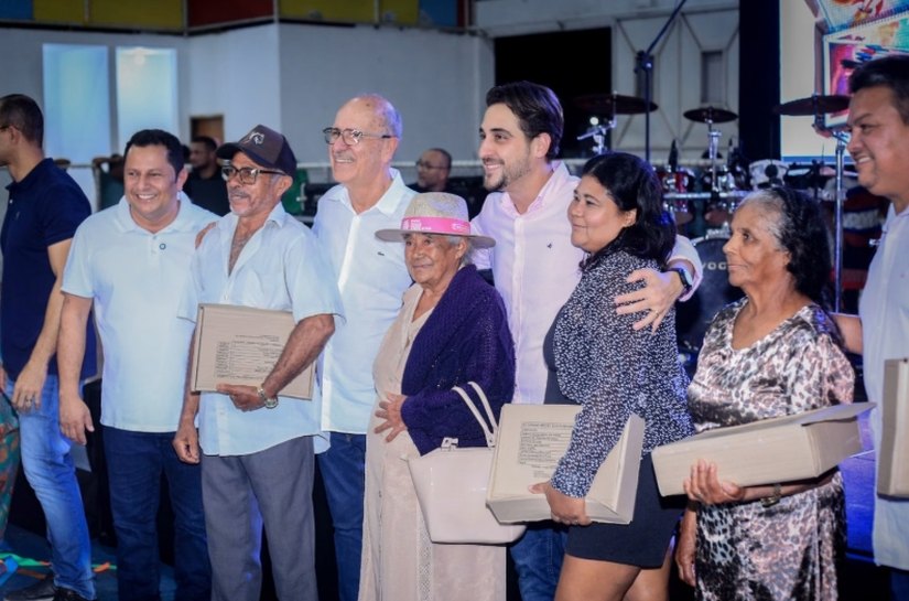 Prefeitura de Penedo distribui kits escolar para estudantes da EJA