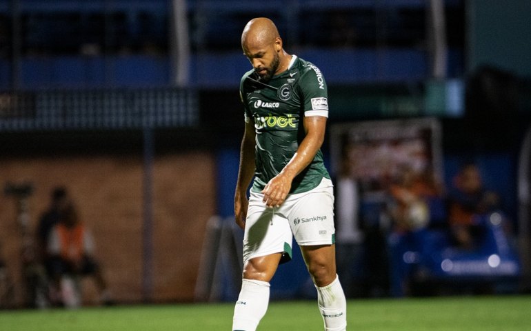 Volante do Goiás denuncia ofensas racistas de torcedor do Atlético-GO