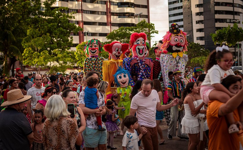 Bloco Turminha do Parque leva alegria e frevo ao corredor Vera Arruda