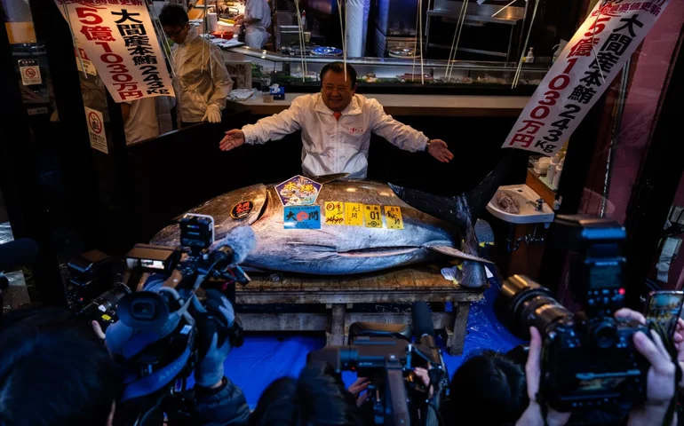 Atum-rabilho é vendido por um valor recorde de US$ 3,2 milhões no leilão de abertura do ano no mercado de peixes de Tóquio