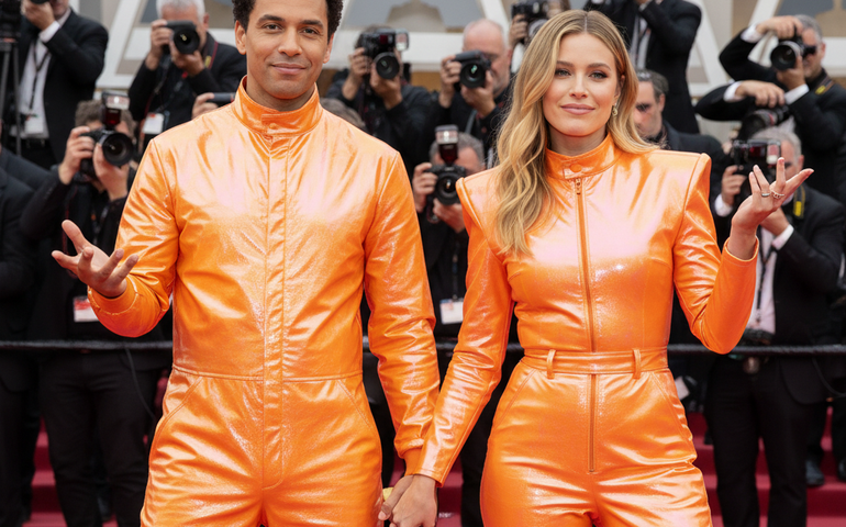 Atores de 'Hacks' chamam atenção com looks inspirados em Timothée Chalamet e Kylie Jenner