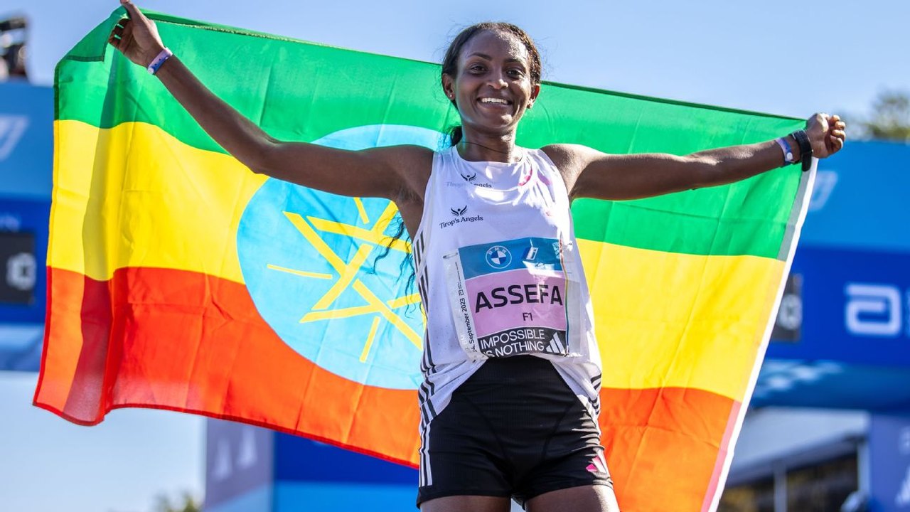 Maratona de Berlim tem pentacampeão no masculino e recorde mundial feminino