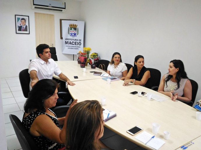 Prefeito Rui Palmeira discute cooperação com representantes da Ufal