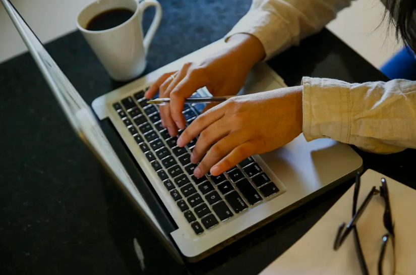 Home office sob vigilância: até onde vai o direito de monitorar o trabalhador?