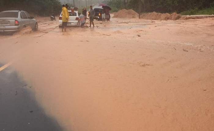 Pista está praticamente toda tomada por lama