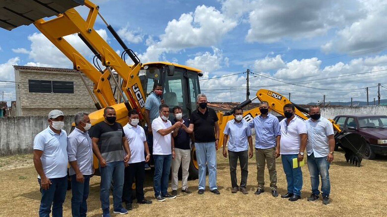 Prefeito Neno Freitas entrega uma retroescavadeira 0 Km e 300 kits de ferramentas para agricultores