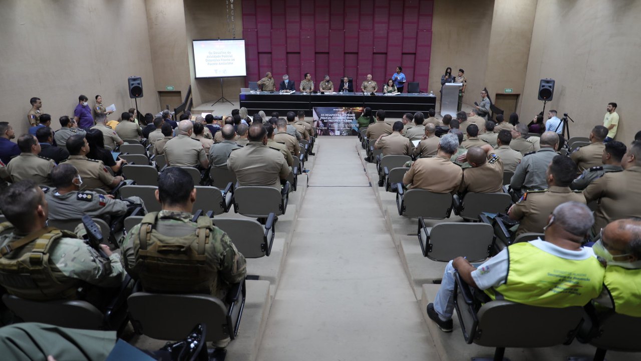 MPAL promove workshop sobre pacote anticrime para oficiais da PM; durante evento, PGJ Márcio Roberto e promotora Marluce Falcão são homenageados