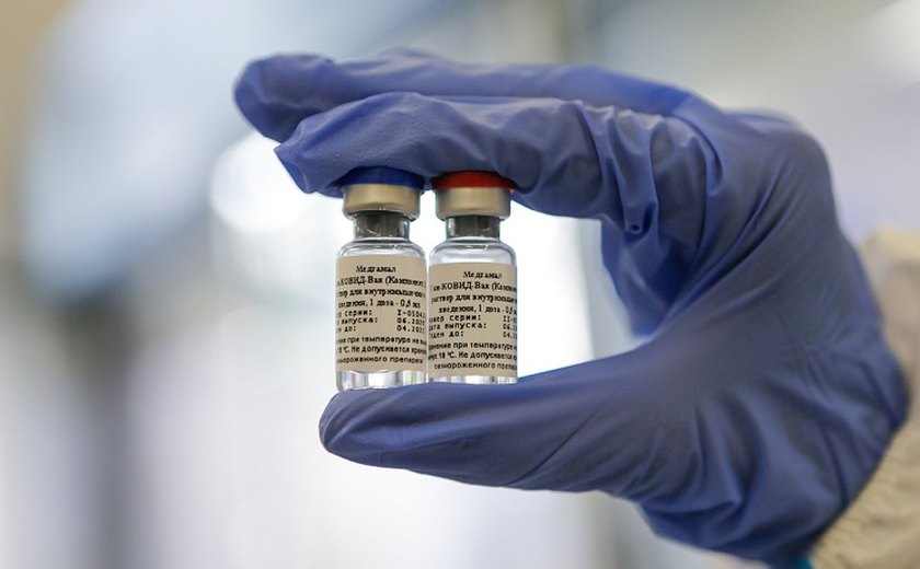 Vacina russa contra Covid-19 gerou imunidade sem efeito colateral, diz The Lancet