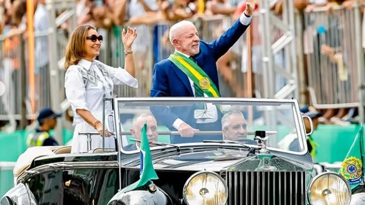 Robô humanóide do Exército bate continência a Lula em desfile do 7 de Setembro