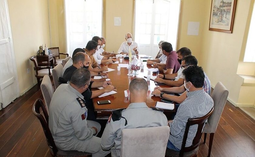 Prefeito Ronaldo Lopes orienta equipe sobre alerta para situação de cheia em Penedo