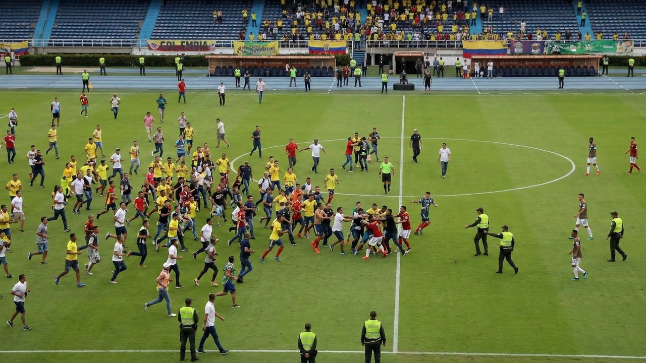 Torcida invade o campo e briga generalizada paralisa jogo do Campeonato Colombiano