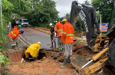 Infraestrutura fecha trecho da Rua Iris Alagoense para obra na rede de drenagem