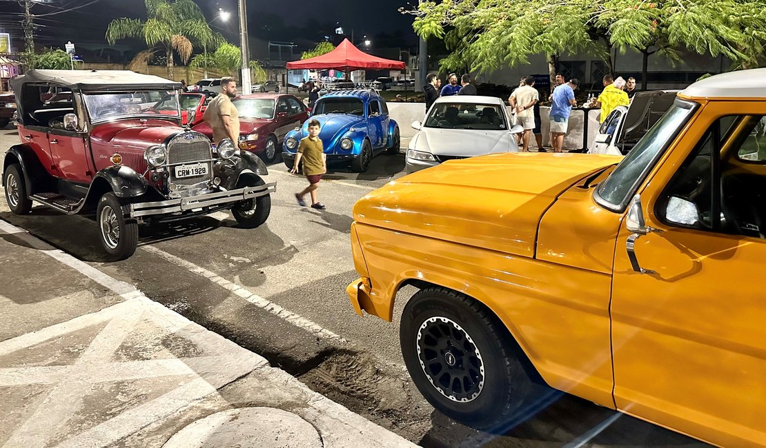 Arapiraca: Encontro semanal de carros antigos