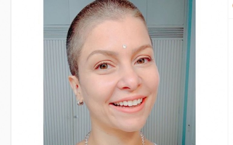 Bárbara Borges raspa o cabelo na quarentena durante pandemia do novo coronavírus