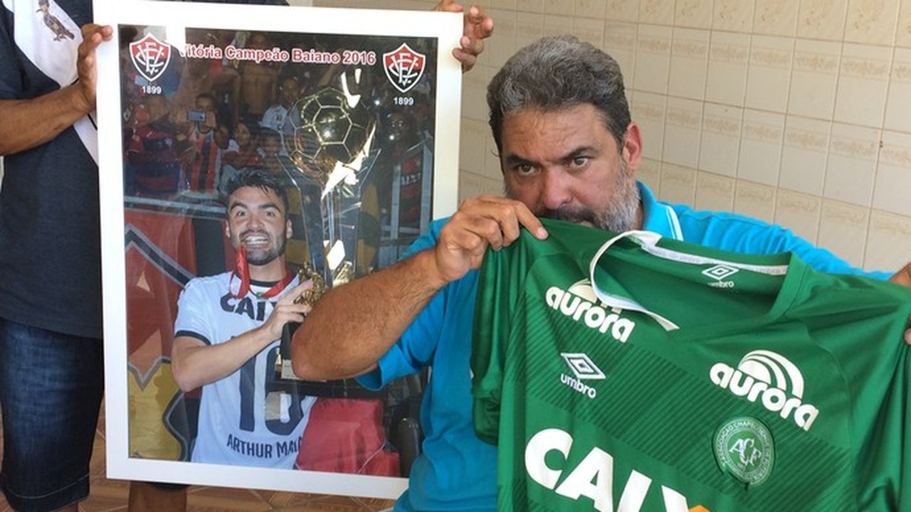 Pai do alagoano Arthur Maia mostra fotos do filho e camisa da Chape