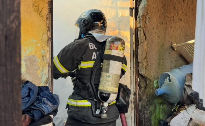 Equipes do Corpo de Bombeiros atuaram com três viaturas no combate às chamas