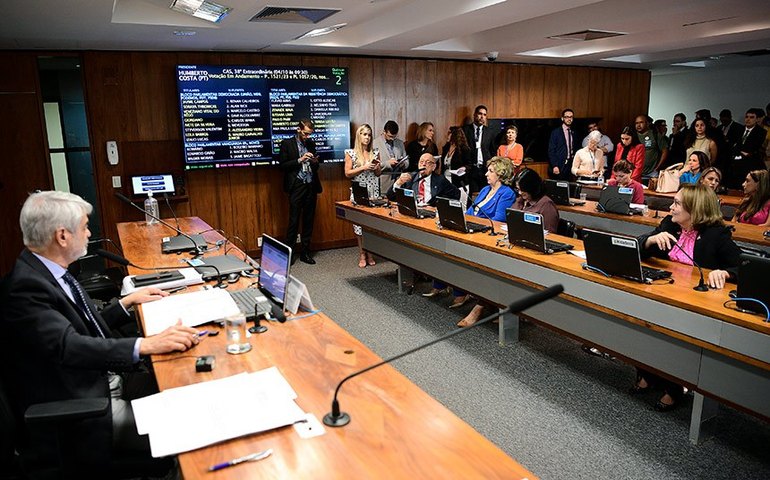 Normas para emissão de carteira profissional de radialista vão à Câmara