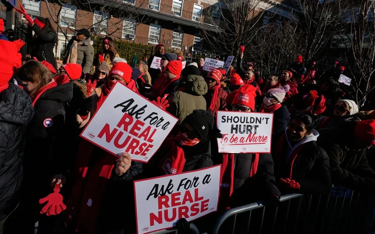 Greve de enfermeiros entra no segundo dia em importantes hospitais da cidade de Nova York