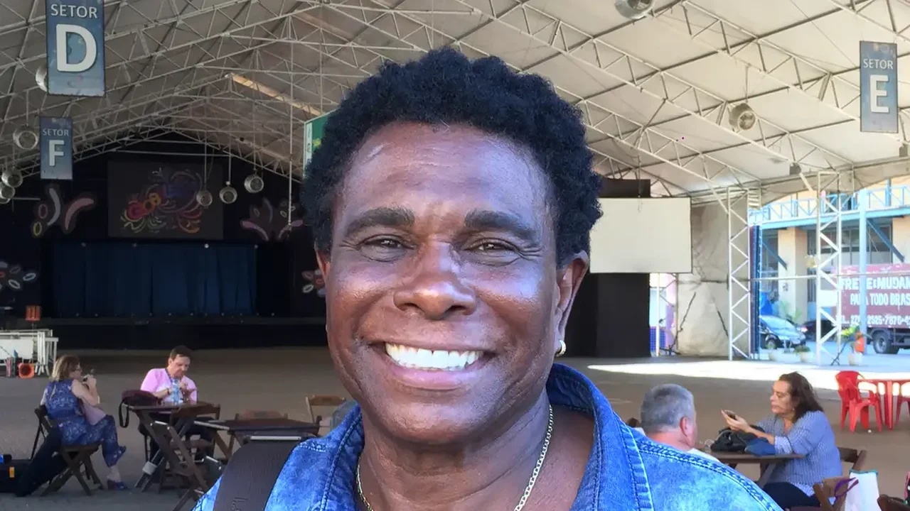 Neguinho da Beija-Flor vira documentário e conta: 'Morei num chiqueiro. Diziam que eu ia aparecer no jornal como chefe do tráfico'