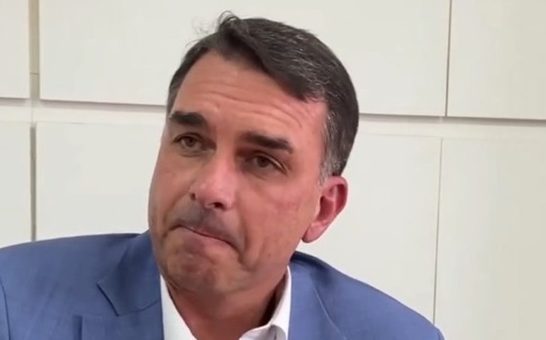 Flávio Bolsonaro registra ocorrência após postagem sugerir ataque semelhante ao de 2018