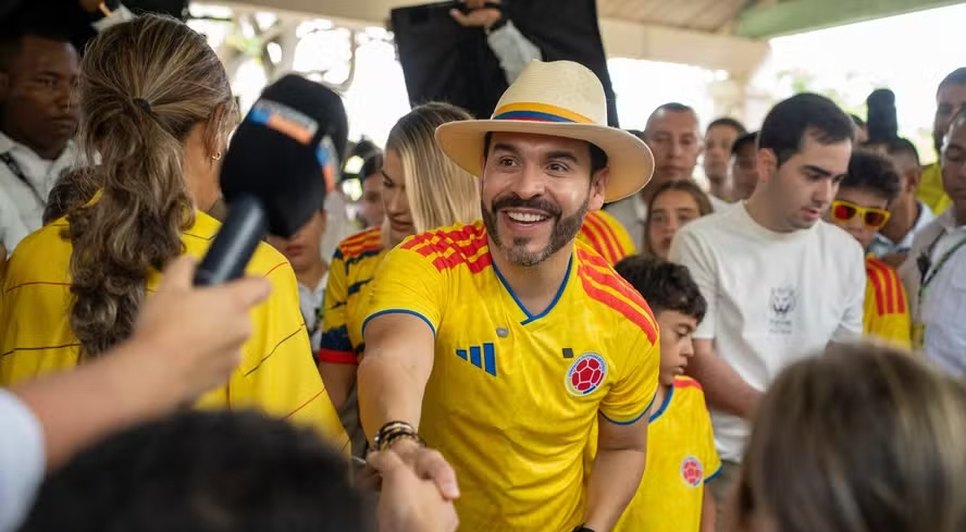 Abelardo de la Espriella é opositor de Gustavo Petro