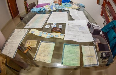 Polícia Civil prende 12 pessoas e apreende menor na região metropolitana