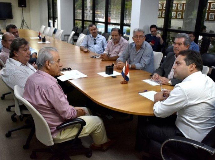 Renan Filho trata de desoneração do melaço durante encontro com entidades