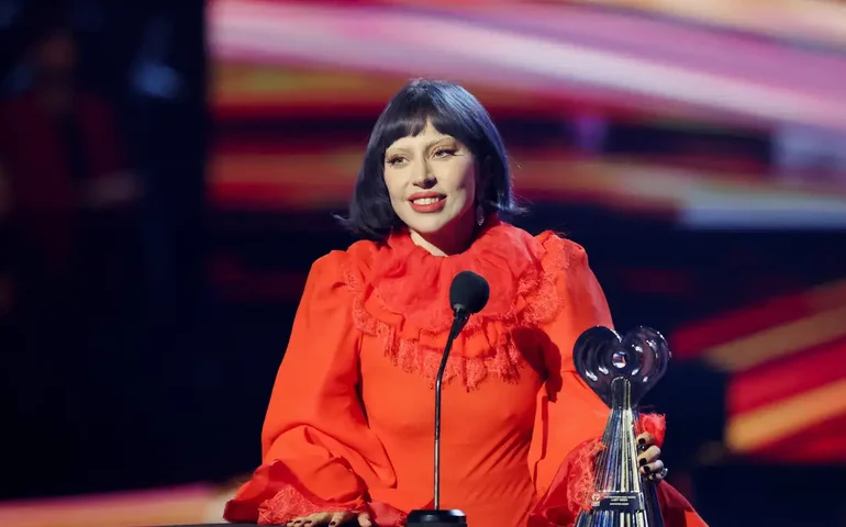 Lady Gaga aparece e faz passagem de som para mega show em Copacabana