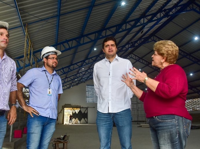 Prefeito Rui Palmeira vistoria obras de complexo esportivo em escola na Levada