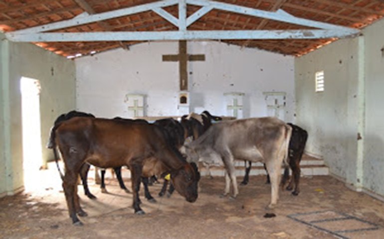 Ações de mineradora fecham escolas e até igreja no Agreste de Alagoas