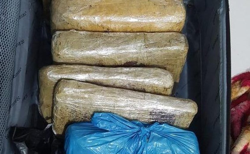 Homem é preso com 15 kg de maconha dentro de mala em Atalaia