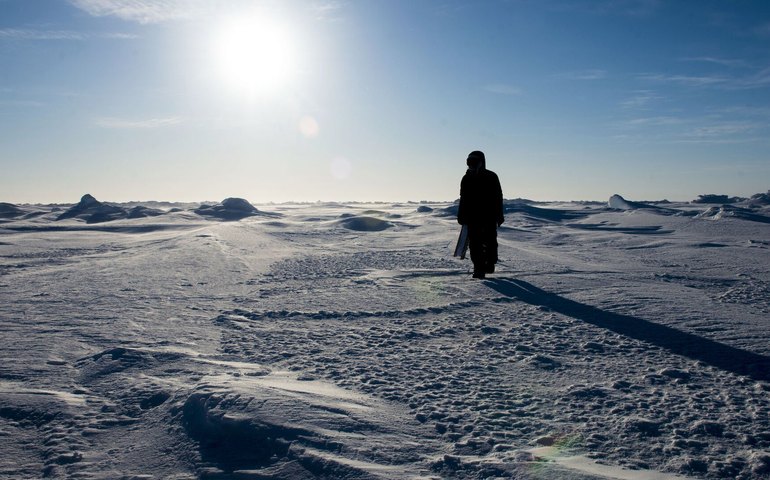Especialista alerta para risco de catástrofe ambiental no Ártico após ataques a depósitos de petróleo no Irã