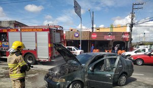 Carro estacionado pega fogo na Zona Norte de Aracaju / Foto: Foto: CBMSE/Divulgação