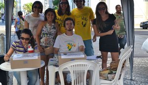 Um das equipes realizadoras do plebicisto no calçadão de Aracaju Fotos: Miza Tâmara