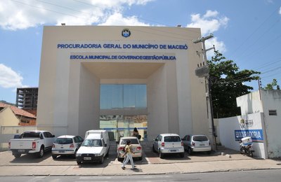Auxiliares de sala da rede pública de Maceió lutam por reconhecimento