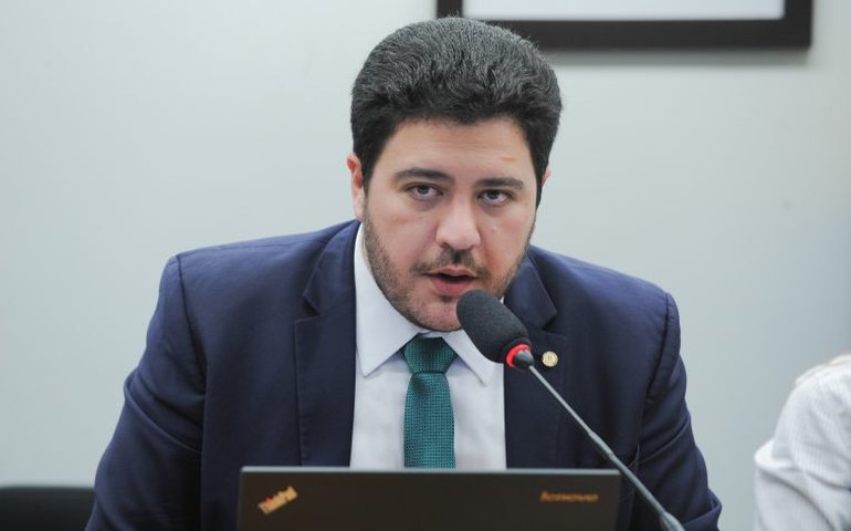 Projeto obriga operadoras a fornecerem à polícia dados sobre celulares irregulares habilitados